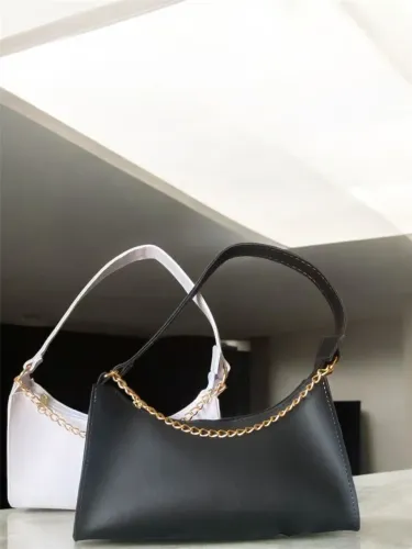 Bolsa Baguete de Ombro com corrente dourada