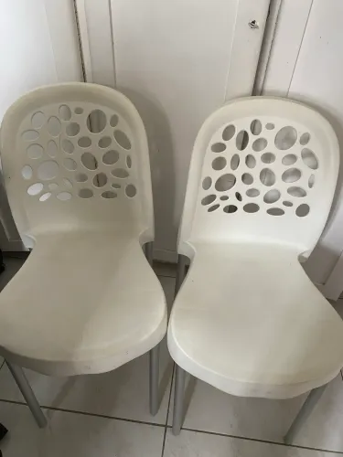 Par de Cadeiras Plásticas Brancas
