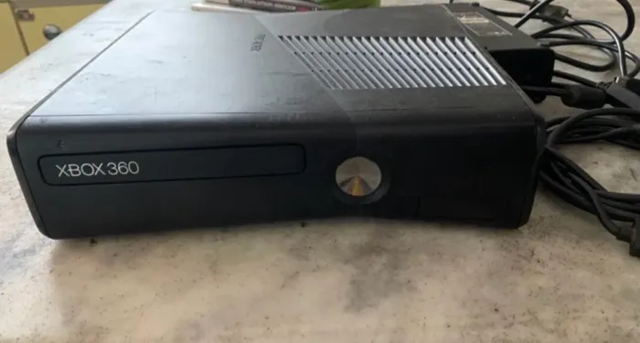 Vende-se Xbox 360 slim desbloqueado RGH 3.0 e LT com HD de 500 gigas cheio de jogos