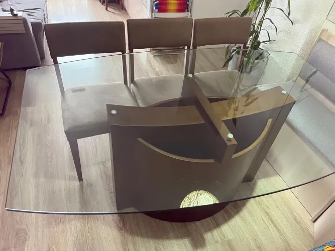 Mesa com 6 cadeiras