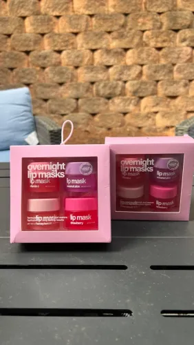 Kit com quatro hidratantes labiais.