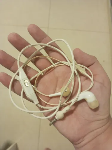 Fone de ouvido com fio em excelente estado [USADO]