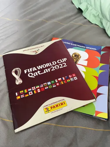 Álbum da Copa 2022 Completo e de 2026 incompleto