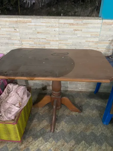 Vendo mesa de  madeira pura , metade dela foi derramada verniz com o vento 