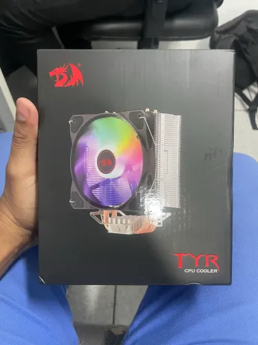 Air cooler de alto desempenho compatível com sockets AMD e Intel.* Acompanha fan de 120mm