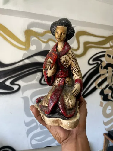 oriental de gueixa é feita de cerâmica fria ou resina, com detalhes pintados à mão.