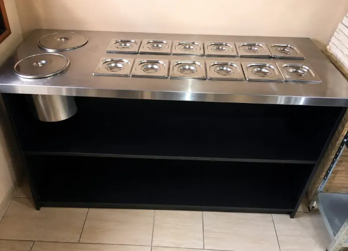 Mesa condimentadora INOX com balcão em MDF.