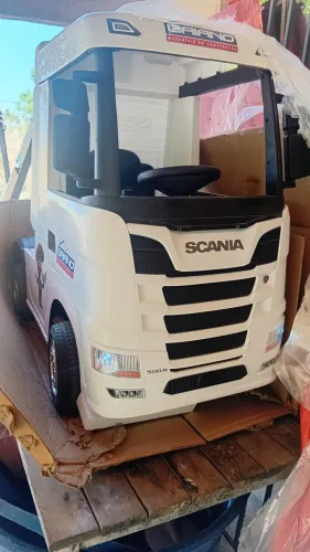 Miniatura de caminhão scania, tem partida, anda e Com som.
