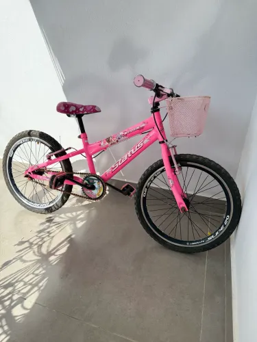  Bicicleta rosa infantil