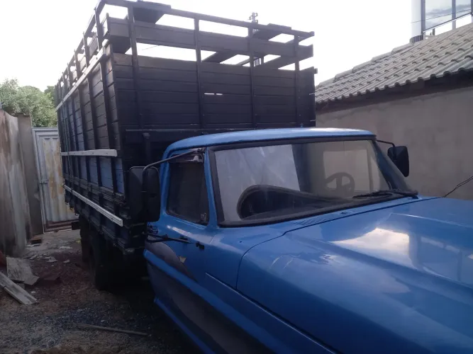 Vendo Ford F4000 mecânica muito boa.
