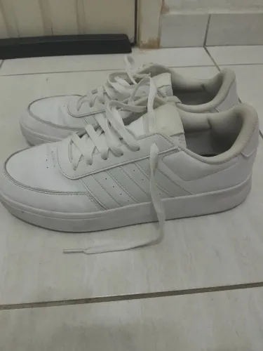 TÊNIS BRANCO DA ADIDAS, TAMANHO 42, (TENHO CAIXA).