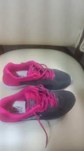 Vendo um par de tênis novo femenino
