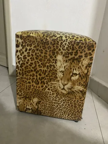 Puff quadrado em courino estampa onça