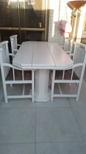 Mesa e cadeiras
