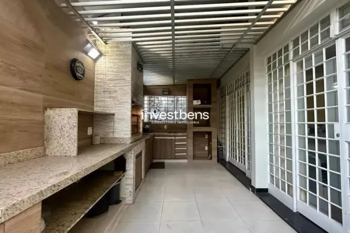 Casa Duplex de aproximadamente 321m² à venda 4 quartos, 1 suíte e 4 vagas Serra.