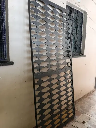 Portão de ferro maciço.