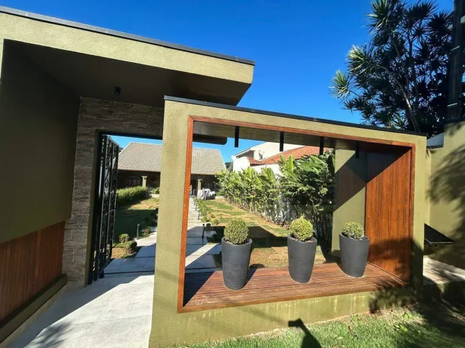 Casa Térrea Semi Mobiliada com 3 Quartos e Terreno de 429 m² no Neva