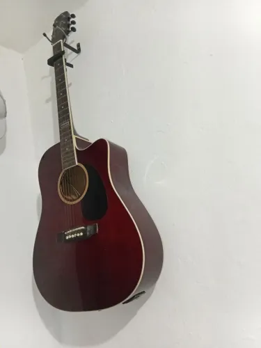 Violão Giannini, elétrico ,acustico acompanha capotraste. Bom de manuseio.