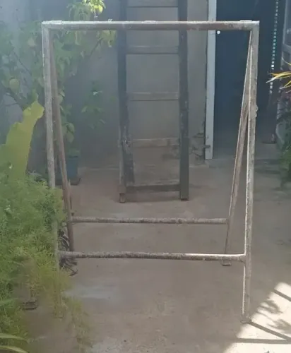 Vendo Cavalete de Ferro