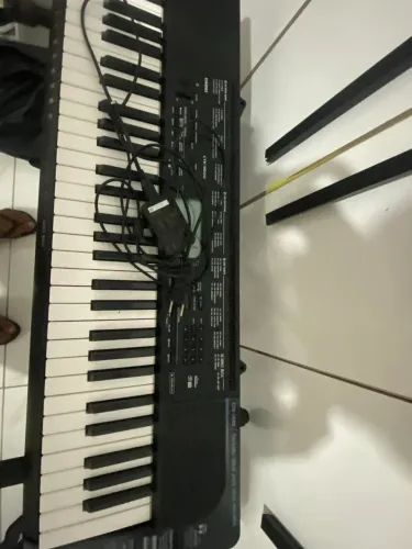 Vendo teclado com : pedestal , bag e com carregador .
