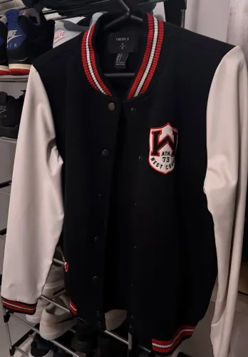 Jaqueta Varsity Forever 21