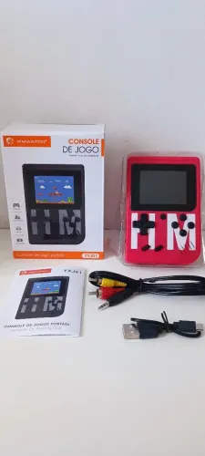 Jogo Portátil é um mini game retrô que vem com 500 jogos clássicos na memória