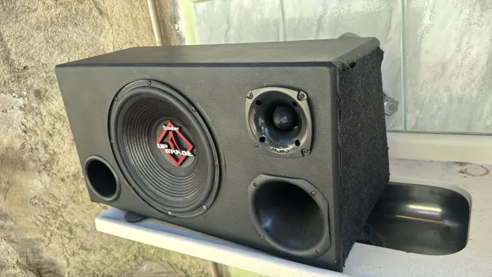 Caixa trio com falante 12" e amplificador 