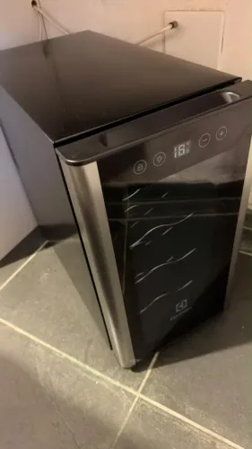 Adega de vinho Electrolux 8 garrafas Uma Porta