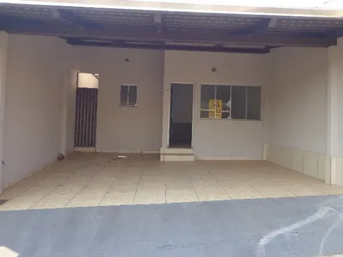 Casa em condomínio fechado, com três quartos (sendo um tipo suíte), ótima localização.