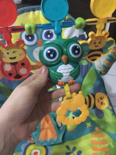 Cadeira de balanço infantil. Toca música, vibra. Pouco uso