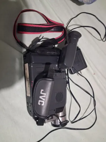 Firmadora JVC GR-SXM245U com fita VHS-C.