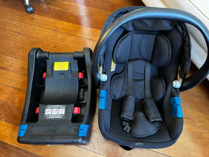 Bebê conforto Burigotto Touring e base fixadora