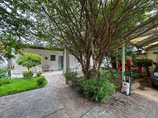 CASA COM EXCELENTE QUINTAL PARA SUA FAMILIA - BAIRRO CAMARGOS
