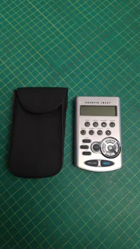 Tradutor portátil de voz Sharper Image de 12 idiomas - Modelo ZE400 funcionando