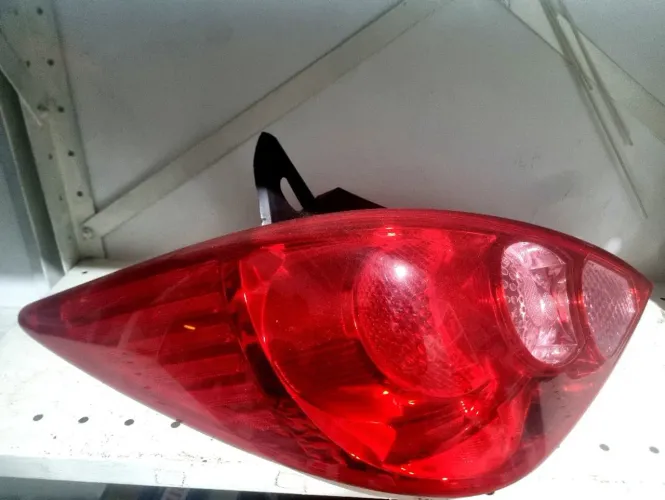 Lanterna traseira Nissan tiida