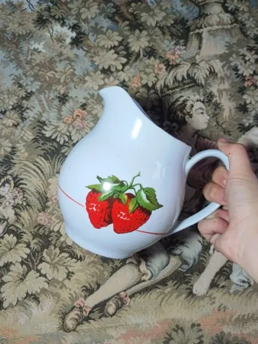 Jarra em porcelana anos 60 com detalhes em moranguinhos para 1L