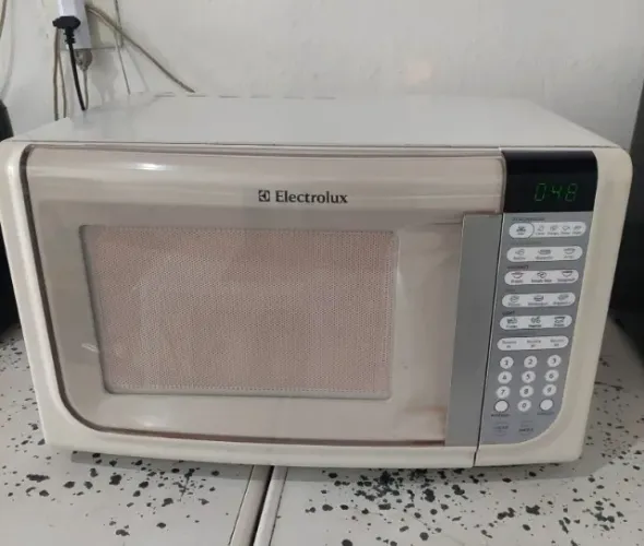 Microondas Eletrolux 31 litros, modo Descongelar 4 tipos de alimentos (carne, peixe, frang
