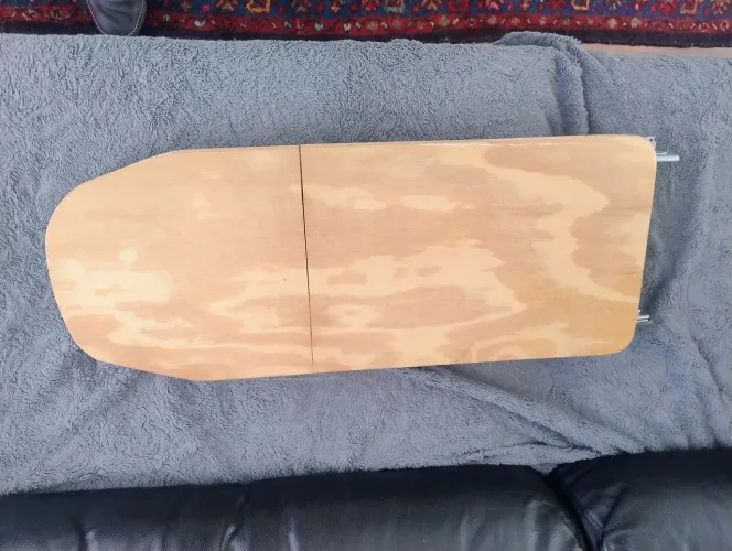 Tábua de passar roupa dobrável.