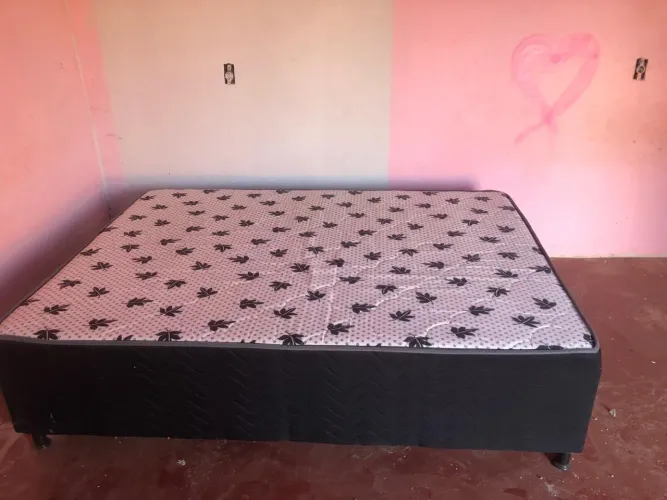 Cama semi nova 1 mês de uso