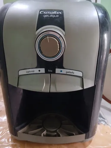 Vende-se gelagua   esmaltec de mesa em perfeito estado pouco usado