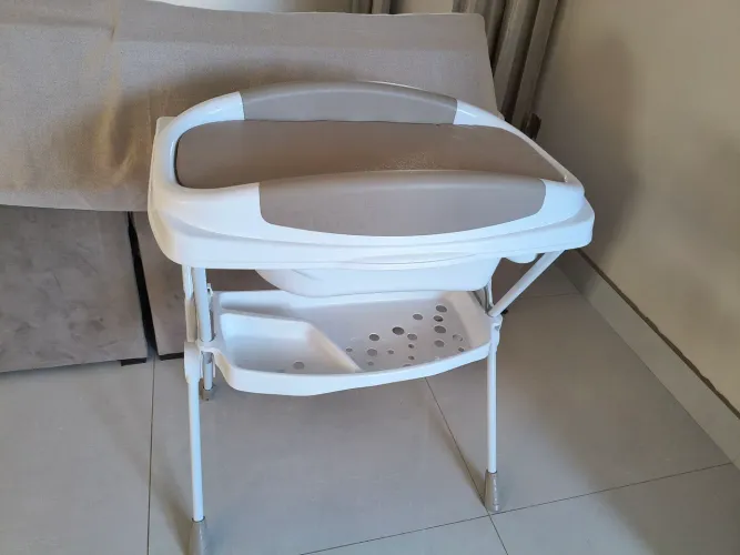 Banheira de bebê com suporte 
