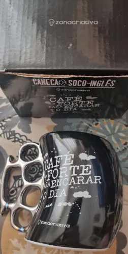 CANECA DIVERTIDA 'CAFÉ FORTE PARA ENCARAR O DIA".