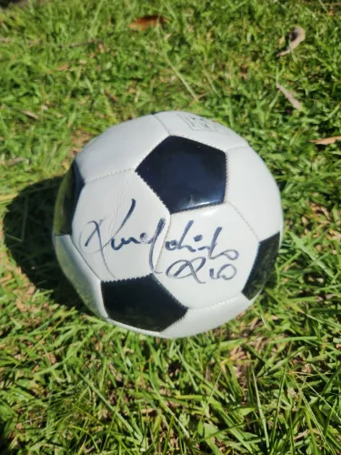 Bola autografada R10 - Ronaldinho Gaúcho.
