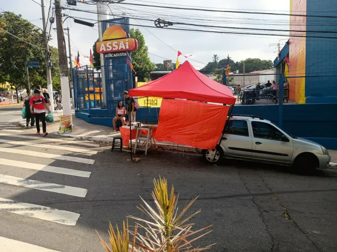 Barraca articulada  metalica pouquíssimo uso medindo 3X3 m