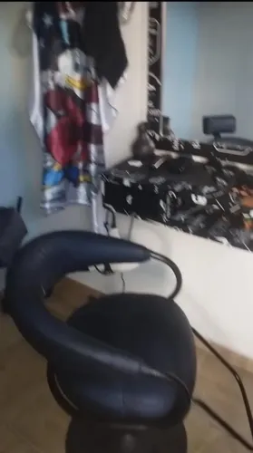 Vende-se cadeira de barbeiro e matérias