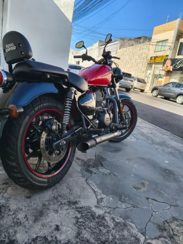 Moto extremamente conservado.