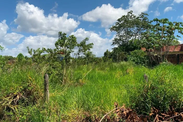 Excelente oportunidade no Loteamento Parque Real Serra Verde, em Camaçari. Terreno amplo d