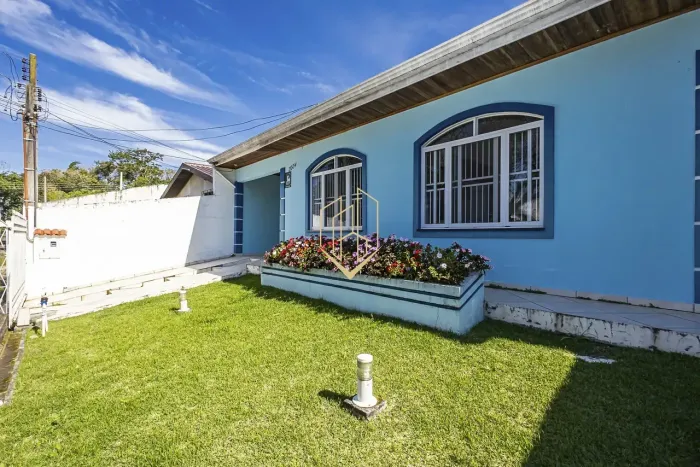 Casa térrea com 4 quartos e 3 vagas em ótima localização no Hauer