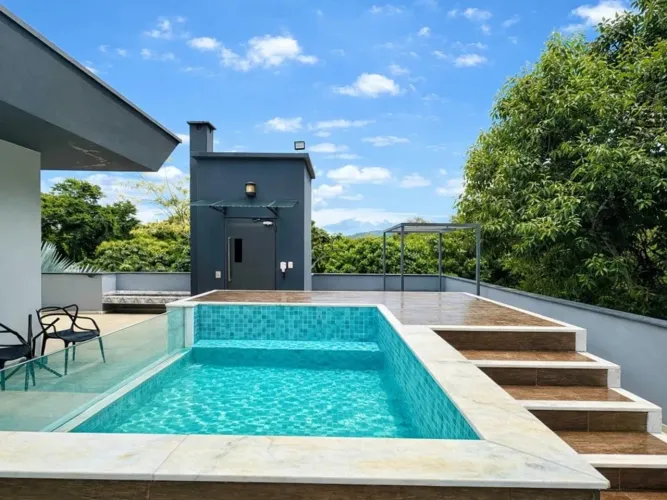 Cobertura Exclusiva com Piscina Privativa e Vista para as Montanhas