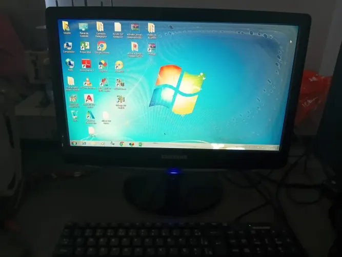 Vende-se computador completo, monitor com pequenas manchas na tela ,mais com boa aparencia